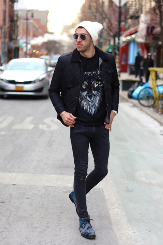 Quale jeans indossare con un maglione girocollo nero per un uomo di 30 anni: Prova a combinare un maglione girocollo nero con jeans per un outfit rilassato ma alla moda. Completa questo look con un paio di chukka in pelle stampate grigie.