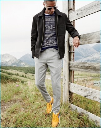 Quale giacca leggera indossare con pantaloni eleganti grigio scuro per un uomo di 20 anni: Indossa una giacca leggera con pantaloni eleganti grigio scuro per un look elegante e alla moda. Abbina questi abiti a un paio di scarpe sportive gialle.