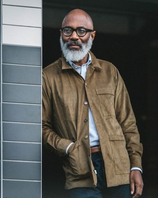 Come indossare e abbinare una cintura marrone scuro per un uomo di 50 anni: Prova a combinare una giacca leggera in pelle scamosciata marrone con una cintura marrone scuro per un outfit rilassato ma alla moda.