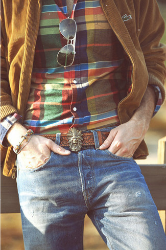 Come indossare e abbinare una giacca leggera terracotta per un uomo di 30 anni quando fa caldo: Per un outfit quotidiano pieno di carattere e personalità, punta su una giacca leggera terracotta e jeans blu.