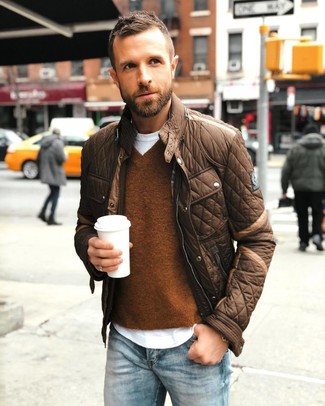 Quale maglione con scollo a v indossare con una giacca leggera marrone scuro per un uomo di 30 anni quando fa caldo in modo casual: Combina una giacca leggera marrone scuro con un maglione con scollo a v per un fantastico look da sfoggiare nel weekend.