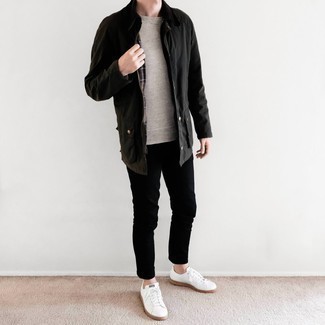 Quale maglione girocollo indossare con una giacca leggera nera: Coniuga una giacca leggera nera con un maglione girocollo per un look trendy e alla mano. Per un look più rilassato, mettiti un paio di sneakers basse di tela bianche.