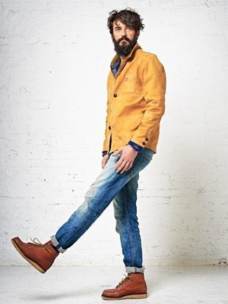 Look alla moda per uomo: Giacca leggera senape, Camicia di jeans blu, Jeans blu, Stivali casual in pelle terracotta