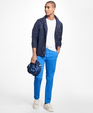 Come indossare e abbinare chino blu: Vestiti con una giacca leggera blu scuro e chino blu per vestirti casual. Calza un paio di sneakers basse di tela bianche per un tocco più rilassato.