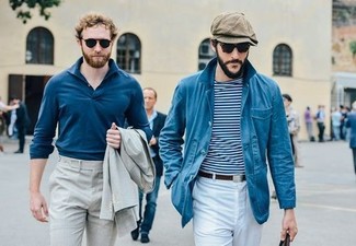 Come indossare e abbinare una giacca leggera blu con chino bianchi per un uomo di 30 anni: Indossa una giacca leggera blu con chino bianchi per un look raffinato per il tempo libero.