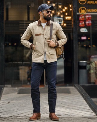 Quale jeans indossare con una giacca leggera beige in modo smart-casual: Indossa una giacca leggera beige con jeans per vestirti casual. Scegli un paio di stivali chelsea in pelle marroni come calzature per dare un tocco classico al completo.