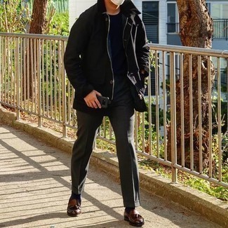 Come indossare e abbinare pantaloni eleganti grigio scuro in modo smart-casual: Coniuga una giacca leggera nera con pantaloni eleganti grigio scuro come un vero gentiluomo. Mocassini con nappine in pelle marroni sono una buona scelta per completare il look.
