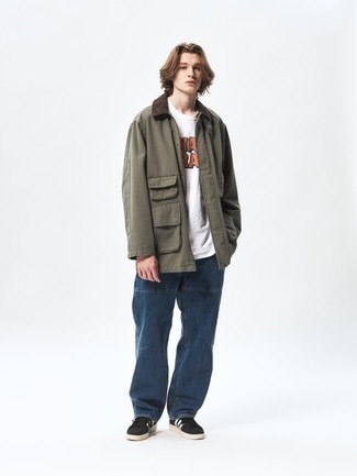 Look alla moda per uomo: Giacca leggera verde oliva, T-shirt girocollo stampata bianca, Jeans blu scuro, Sneakers basse in pelle scamosciata nere e bianche