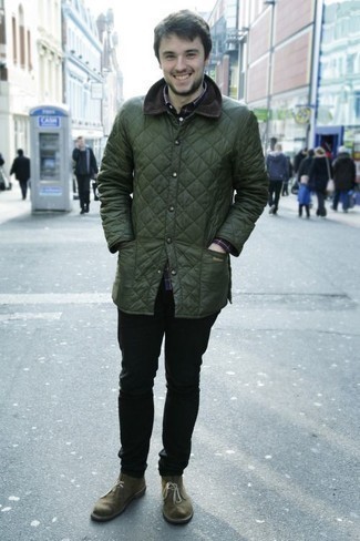 Quale giacca leggera indossare con jeans neri per un uomo di 30 anni: Prova a combinare una giacca leggera con jeans neri per un fantastico look da sfoggiare nel weekend. Perfeziona questo look con un paio di chukka in pelle scamosciata verde oliva.