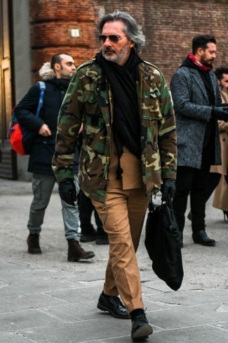 Come indossare e abbinare una giacca militare per un uomo di 50 anni in modo formale: Coniuga una giacca militare con un abito terracotta per un look elegante e alla moda. Scarpe derby in pelle nere sono una interessante scelta per completare il look.