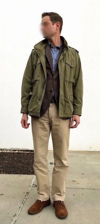 Come indossare e abbinare una giacca militare con chukka per un uomo di 30 anni quando fa freddo: Vestiti con una giacca militare e jeans marrone chiaro per affrontare con facilità la tua giornata. Chukka sono una interessante scelta per completare il look.
