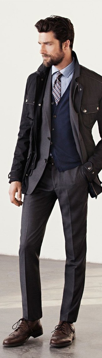 Quale pantaloni eleganti indossare con scarpe brogue marrone scuro: Scegli uno stile classico in una giacca militare nera e pantaloni eleganti. Scarpe brogue marrone scuro sono una gradevolissima scelta per completare il look.