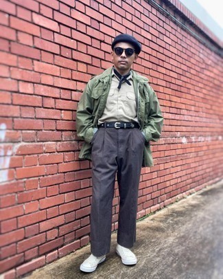 Look alla moda per uomo: Giacca militare verde oliva, Camicia a maniche corte beige, Chino grigio scuro, Sneakers alte di tela bianche