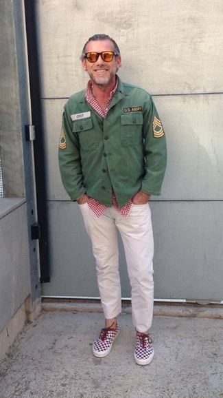 Come indossare e abbinare una giacca militare verde per un uomo di 50 anni: Indossa una giacca militare verde e chino bianchi per un look raffinato per il tempo libero. Se non vuoi essere troppo formale, opta per un paio di sneakers basse rosse e bianche.