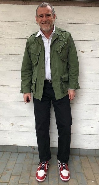 Quale chino indossare con una giacca militare verde oliva in modo smart-casual: Potresti abbinare una giacca militare verde oliva con chino per un look semplice, da indossare ogni giorno. Per un look più rilassato, scegli un paio di sneakers basse bianche e rosse.