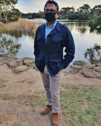 Quale giacca militare indossare con una camicia a maniche lunghe azzurra in modo smart-casual: Opta per una giacca militare e una camicia a maniche lunghe azzurra per un look davvero alla moda. Chukka in pelle scamosciata marroni sono una eccellente scelta per completare il look.