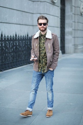 Quale giacca militare indossare con jeans blu in modo smart-casual: Indossa una giacca militare e jeans blu per un look spensierato e alla moda. Calza un paio di scarpe oxford in pelle scamosciata marroni per mettere in mostra il tuo gusto per le scarpe di alta moda.