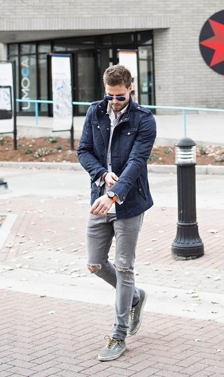Come indossare e abbinare jeans aderenti grigio scuro quando fa caldo: Per un outfit della massima comodità, vestiti con una giacca militare blu scuro e jeans aderenti grigio scuro. Questo outfit si abbina perfettamente a un paio di scarpe da ginnastica di tela grigie.
