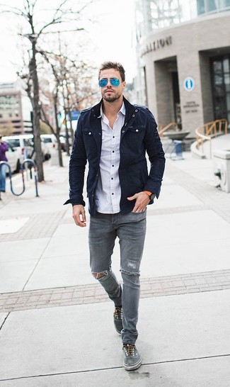 Come indossare e abbinare una giacca militare blu in primavera 2025: Indossa una giacca militare blu con jeans strappati grigi per un'atmosfera casual-cool. Sfodera il gusto per le calzature di lusso e prova con un paio di scarpe da ginnastica di tela grigie. Una stupenda idea per essere più cool e perfettamente alla moda anche durante la stagione transitoria.
