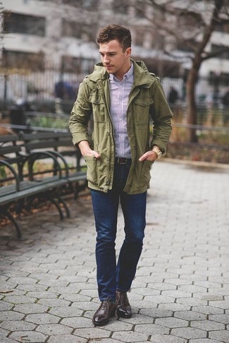 Come indossare e abbinare scarpe oxford con jeans per un uomo di 20 anni: Indossa una giacca militare verde oliva con jeans per affrontare con facilità la tua giornata. Opta per un paio di scarpe oxford per dare un tocco classico al completo.