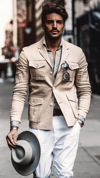 Come indossare e abbinare una giacca militare marrone chiaro quando fa caldo: Coniuga una giacca militare marrone chiaro con pantaloni eleganti bianchi per un look elegante e di classe.