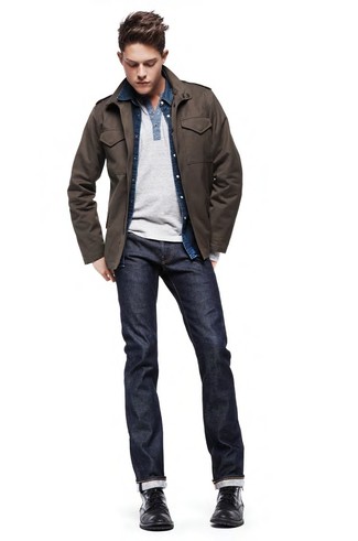 Quale jeans indossare con una camicia di jeans blu scuro in modo casual: Per creare un adatto a un pranzo con gli amici nel weekend mostra il tuo stile in una camicia di jeans blu scuro con jeans. Rifinisci il completo con un paio di stivali casual in pelle neri.