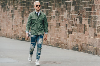 Quale giacca militare indossare con sneakers basse bianche quando fa caldo: Coniuga una giacca militare con jeans strappati blu per un'atmosfera casual-cool. Sneakers basse bianche sono una splendida scelta per completare il look.