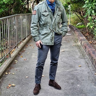 Come indossare e abbinare una giacca militare con chukka per un uomo di 30 anni: Prova a combinare una giacca militare con pantaloni cargo grigio scuro per un outfit comodo ma studiato con cura. Chukka sono una valida scelta per completare il look.