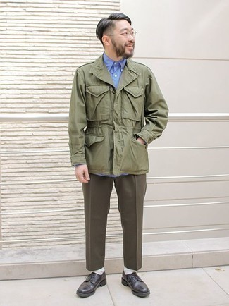 Quale pantaloni eleganti indossare con una giacca militare verde oliva: Prova ad abbinare una giacca militare verde oliva con pantaloni eleganti per essere sofisticato e di classe. Completa questo look con un paio di scarpe derby in pelle nere.