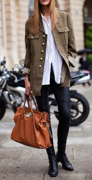 Come indossare e abbinare una borsa shopping arancione quando fa caldo: Combina una giacca militare verde oliva con una borsa shopping arancione per un look perfetto per il weekend. Stivaletti in pelle neri sono una buona scelta per completare il look.