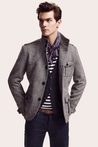 Come indossare e abbinare una giacca militare grigia in autunno 2024: Prova a combinare una giacca militare grigia con chino blu scuro per un look raffinato per il tempo libero. Ecco un look autunnale ideale per il tuo.
