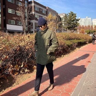 Come indossare e abbinare una giacca militare con chukka per un uomo di 30 anni: Punta su una giacca militare e chino a righe verticali neri per un look raffinato per il tempo libero. Chukka sono una valida scelta per completare il look.