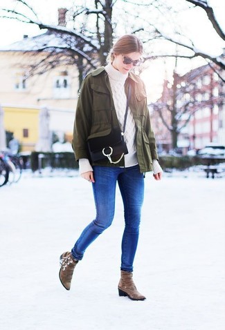 Quale jeans aderenti indossare con stivaletti terracotta: Opta per una giacca militare verde oliva e jeans aderenti per un look raffinato per il tempo libero. Stivaletti terracotta sono una gradevolissima scelta per completare il look.