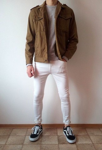Come indossare e abbinare una felpa: Indossa una felpa con jeans aderenti bianchi per un look comfy-casual. Questo outfit si abbina perfettamente a un paio di sneakers basse di tela nere e bianche.