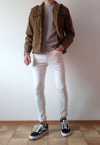 Quale jeans aderenti indossare con una giacca militare marrone: Punta su una giacca militare marrone e jeans aderenti per un look semplice, da indossare ogni giorno. Completa questo look con un paio di sneakers basse di tela nere e bianche.
