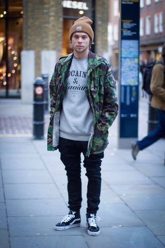 Quale jeans indossare con una giacca militare verde oliva per un uomo di 20 anni: Metti una giacca militare verde oliva e jeans per un look raffinato per il tempo libero. Se non vuoi essere troppo formale, calza un paio di sneakers alte di tela nere e bianche.