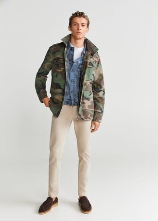 Look alla moda per uomo: Giacca militare mimetica verde oliva, Giacca di jeans azzurra, T-shirt girocollo bianca, Chino beige