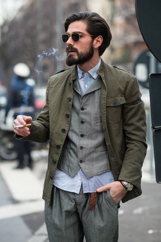 Come indossare e abbinare un gilet grigio in autunno 2024: Combina un gilet grigio con pantaloni eleganti grigi come un vero gentiluomo. Una magnifica idea per essere cool e trendy anche in questi mesi autunnali.