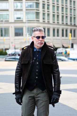Come indossare e abbinare guanti per un uomo di 50 anni quando fa caldo in modo smart-casual: Prova a combinare una giacca militare in pelle marrone scuro con guanti per un outfit rilassato ma alla moda.
