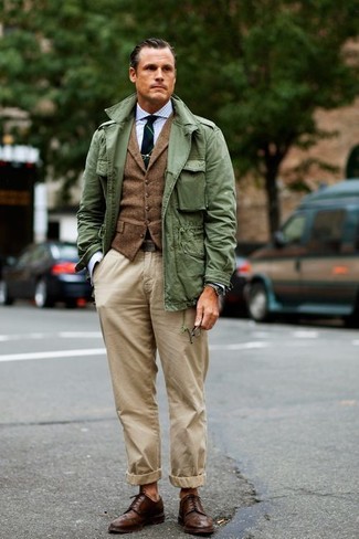Come indossare e abbinare una cravatta per un uomo di 40 anni in modo smart-casual: Punta su una giacca militare verde oliva e una cravatta come un vero gentiluomo. Scarpe derby in pelle marrone scuro sono una buona scelta per completare il look.