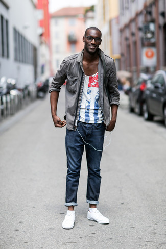 Quale jeans indossare con una t-shirt girocollo multicolore: Potresti indossare una t-shirt girocollo multicolore e jeans per un'atmosfera casual-cool. Sneakers basse in pelle bianche sono una interessante scelta per completare il look.