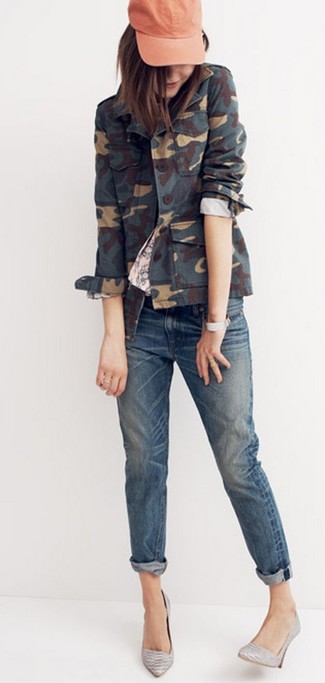 Come indossare e abbinare una giacca militare: Indossa una giacca militare con jeans boyfriend blu per un'atmosfera casual-cool. Décolleté in pelle grigi sono una valida scelta per completare il look.