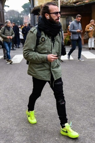 Come indossare e abbinare sneakers basse senapi: Opta per una giacca militare verde oliva e jeans strappati neri per un look perfetto per il weekend. Sneakers basse senapi sono una validissima scelta per completare il look.