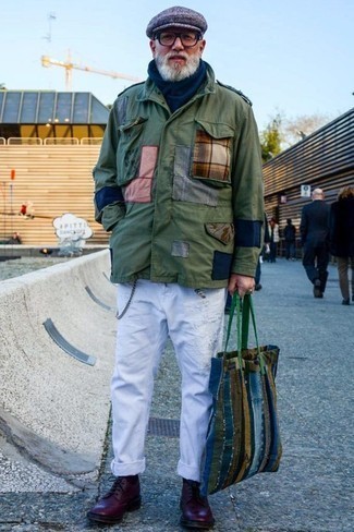 Come indossare e abbinare jeans con stivali per un uomo di 60 anni in primavera 2025: Metti una giacca militare verde oliva e jeans per una sensazione di semplicità e spensieratezza. Scegli un paio di stivali per un tocco virile. Ecco una buona idea per creare uno splendido look primaverile.