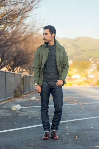 Quale jeans indossare con un maglione a trecce grigio: Coniuga un maglione a trecce grigio con jeans per un look semplice, da indossare ogni giorno. Sfodera il gusto per le calzature di lusso e prova con un paio di stivali casual in pelle bordeaux.
