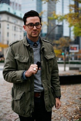 Come indossare e abbinare una giacca militare con una camicia di jeans in autunno 2024 in modo smart-casual: Vestiti con una giacca militare e una camicia di jeans per un outfit comodo ma studiato con cura. Ecco un outfit indispensabile per questa stagione autunnale.