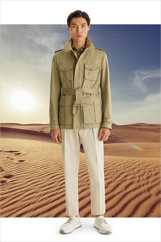Quale chino indossare con una giacca militare beige quando fa caldo in modo casual: Opta per una giacca militare beige e chino per un look trendy e alla mano. Calza un paio di scarpe sportive bianche per avere un aspetto più rilassato.