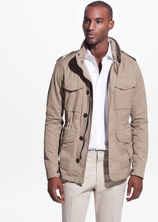 Come indossare e abbinare una giacca militare in primavera 2025 in modo smart-casual: Metti una giacca militare e pantaloni eleganti beige come un vero gentiluomo. Un look eccellente per essere cool e alla moda anche durante la stagione transitoria.