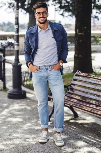 Quale jeans indossare con sneakers basse grigie quando fa caldo in modo casual: Per un outfit quotidiano pieno di carattere e personalità, abbina una giacca militare blu con jeans. Scegli uno stile casual per le calzature con un paio di sneakers basse grigie.