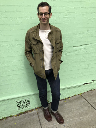 Come indossare e abbinare jeans con stivali per un uomo di 30 anni in primavera 2025: Indossa una giacca militare verde oliva e jeans per un outfit comodo ma studiato con cura. Mostra il tuo gusto per le calzature di alta classe con un paio di stivali. Ecco una eccellente idea per creare uno splendido look primaverile.
